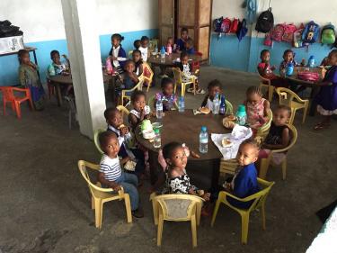 Des enfants se réunissent pour prendre le petit-déjeuner à l'école de Nkazi à Moroni aux Comores, en octobre 2016. Crédit : PME/Aminata Maiga-Touré