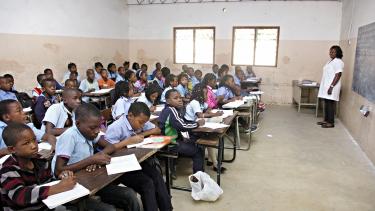 Des élèves dans leur salle de classe dans une école au Mozambique. Des élèves dans leur salle de classe dans une école au Mozambique.
