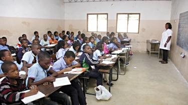 Des élèves dans leur salle de classe dans une école au Mozambique.