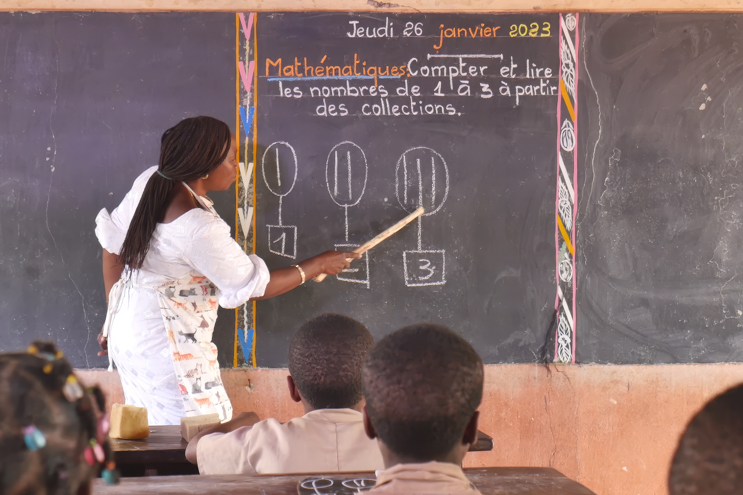 A teacher uses a new approach to teach the new math curriculum. Credit: Communication/UATS (Unite d’Appui Technique et de Suivi/PME3)