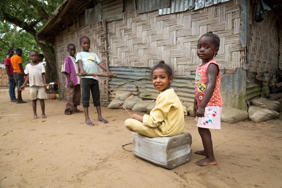 Des enfants s'amusant avec une "voiture" fabriquée par eux-même au Libéria. Crédit: GPE/Kelley Lynch